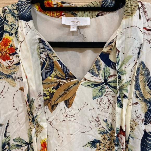 Entro Floral Shift Dress w Bell Sleeves - Picture 2 of 3